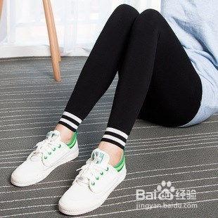 白鞋配黑色短丝袜,时尚搭配新潮流