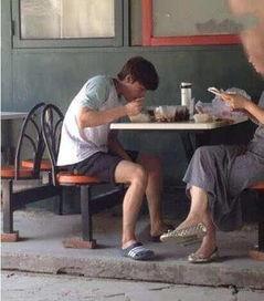 明星路边,瞬间引发粉丝狂欢